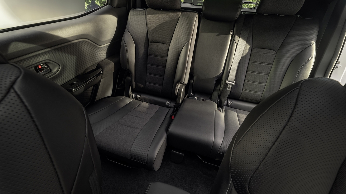 Toyota-Urban-Cruiser-verstelbare-stoelen-ruimtelijk-interieur